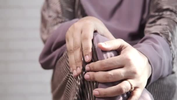 Nahaufnahme von Frauen mit Kniegelenkschmerzen - Filmmaterial, Video