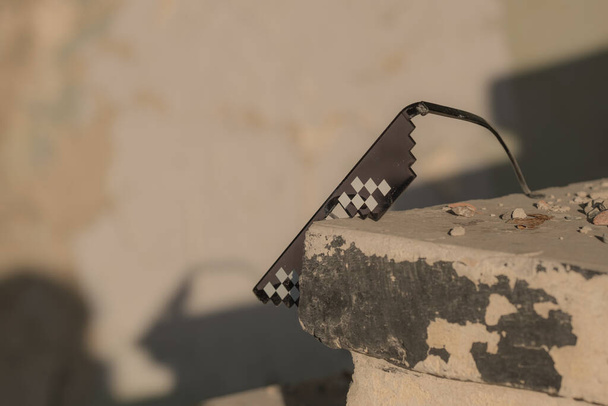 Thug Life Sonnenbrillen schießen an einem sonnigen Tag an einem städtischen Ort. Selektiver Fokus - Foto, Bild