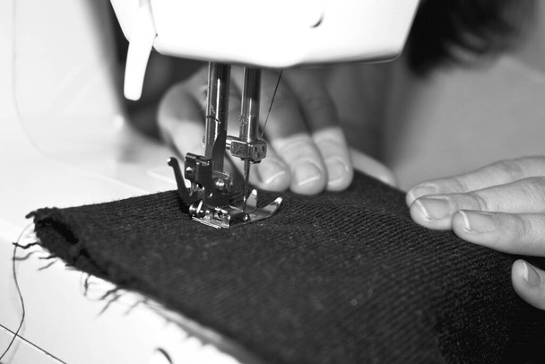 máquina de coser costurera costura pie prenda haciendo moda - Foto, Imagen