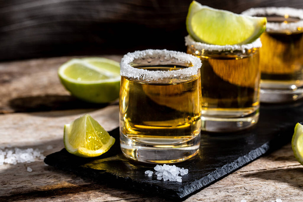σφηνάκια μεξικάνικης τεκίλα με λάιμ και αλάτι. Αλκοολούχο εθνικό ποτό Μεξικού. - Φωτογραφία, εικόνα