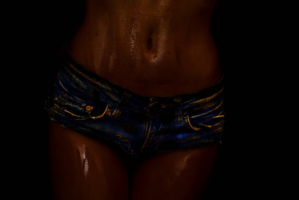 Schöner weiblicher Körper.Schöne weibliche Bauchmuskeln. Sonnencreme. Bronze tan.Beautiful hips.Perfect schlanken Körper - Foto, Bild
