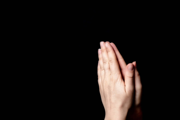 Молитися руками з вірою в релігію і віру в Бога про благословення виховання. Сила надії, любові і відданості в темряві з копіюванням простору, простору для тексту - Фото, зображення