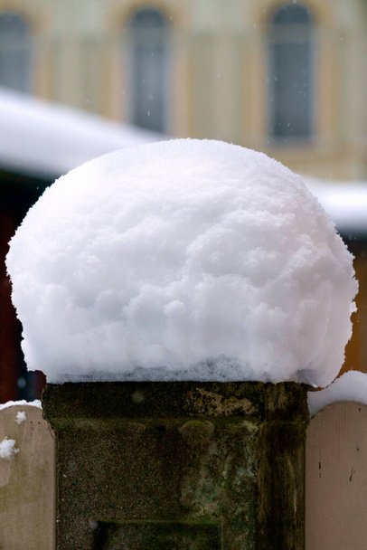 Aidan tolpat ovat valkoisen lumen peitossa - Valokuva, kuva