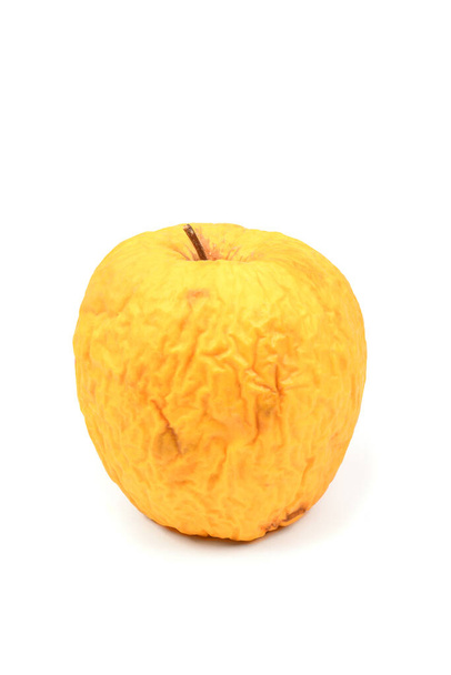 Gele gerimpelde appel geïsoleerd op witte achtergrond, verschrompelde appel close-up, oude huid concept. Hoge resolutie foto. Volledige velddiepte. - Foto, afbeelding