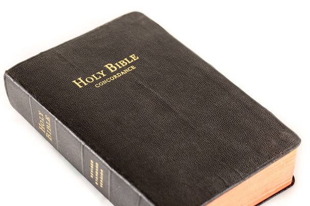 Святая библия согласования пересмотренный стандартный вариант, используемый, с черным покрытием и золотые буквы с белым фоном, горизонтальный - Фото, изображение