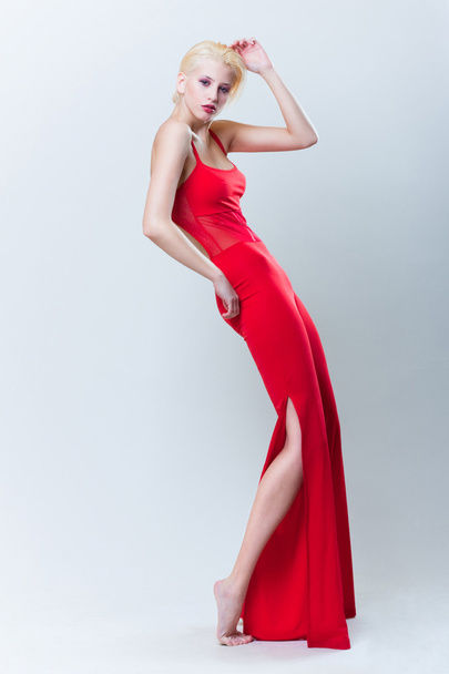 Menina loira atraente em vestido vermelho
 - Foto, Imagem