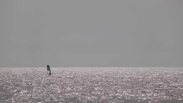 Спортивна яхта пливе Середземним морем протягом дня. Сонячні промені відбиваються у воді.. - Кадри, відео