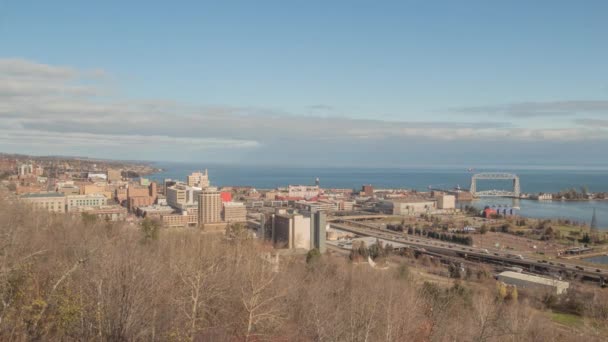 Eine Weitwinkel-4K-Zeitraffer-Aufnahme mit Blick auf die Stadt Duluth, MN und Lake Superior Vista an einem schönen Spätherbsttag - Filmmaterial, Video