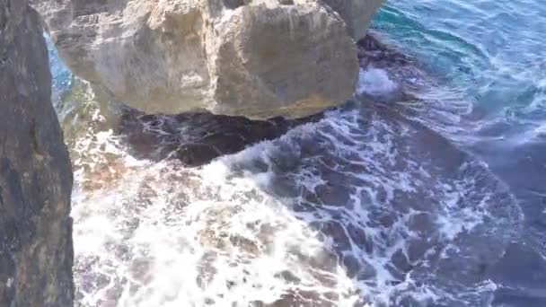 Nahaufnahme der felsigen Küste der Colonia de Sant Jordi an einem sonnigen und kurvenreichen Tag. Mittelmeer der Insel Mallorca, Spanien - Filmmaterial, Video