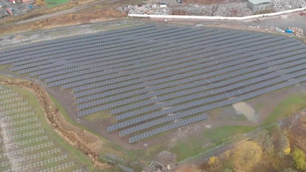 Grote zonne-energiecentrale, hernieuwbare energie, nadering vanuit de lucht - Video