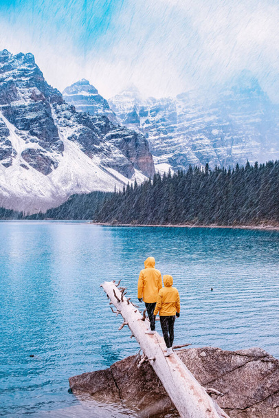 El hermoso lago moraine al atardecer, hermosas aguas turquesas del lago Moraine con montañas rocosas cubiertas de nieve en el Parque Nacional Banff de Canadá - Foto, Imagen