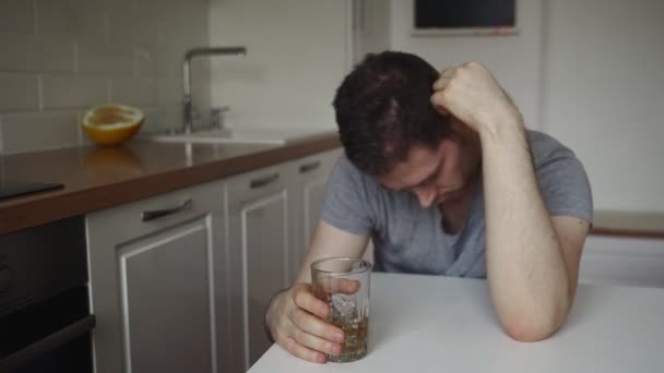 Részeg ember whiskyt iszik a konyhában.. - Felvétel, videó