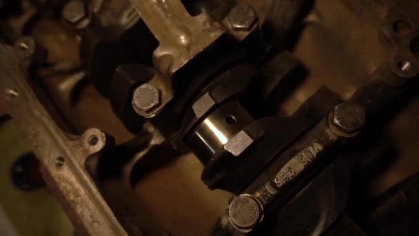 Bir otomobil motor kaynak işçiliğini öğütücü ve yeni parçaların montajı ile tamir ve ayarlama - Video, Çekim