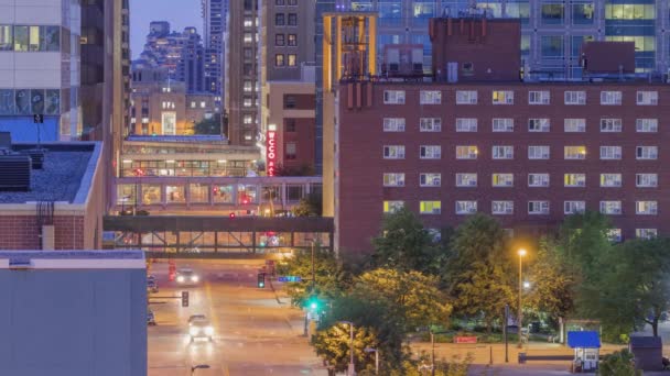Ein Tele-Stadtbild mit Blick auf die 2nd Ave und Wolkenkratzer in der Innenstadt von Minneapolis während der Blue Hour 4K UHD-Zeitraffer - Filmmaterial, Video