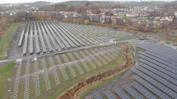 BIg parque del panel solar en construcción, zoom aéreo en - Metraje, vídeo