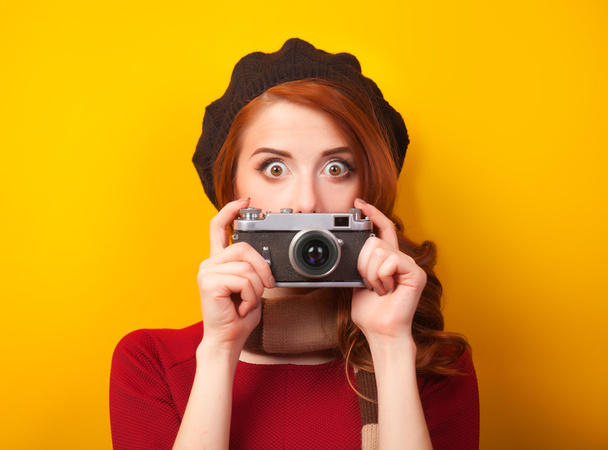 γυναίκες κοκκινομάλλα με κασκόλ και εκλεκτής ποιότητας φωτογραφική μηχανή - Φωτογραφία, εικόνα