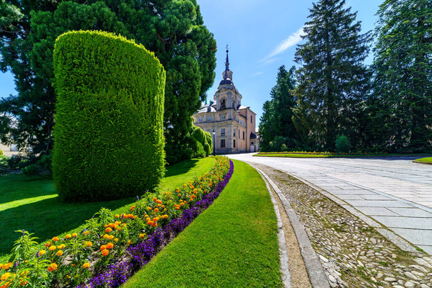 La Granjan palatsi Segoviassa. Polku puutarhassa kukkia ja suuria puita. Espanja - Valokuva, kuva