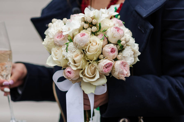 Μπουκέτο με λουλούδια στο χέρι του γαμπρού - Φωτογραφία, εικόνα