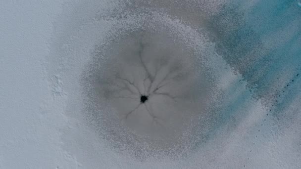 Круглая дыра в замёрзшем озере. естественное отверстие из подводного источника  - Кадры, видео