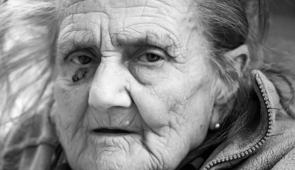 Alte Frau. Porträt einer sehr alten, müden Frau in Depressionen. Schwarz-Weiß-Bild - Foto, Bild