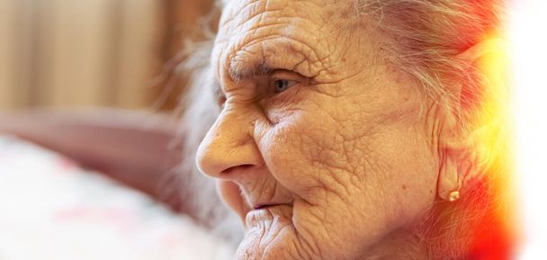 Una anciana. Retrato de una mujer muy vieja y cansada en depresión.  - Foto, Imagen