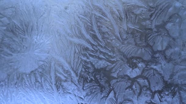 Kerst blauwe achtergrond met bevroren patroon op venster. - Video