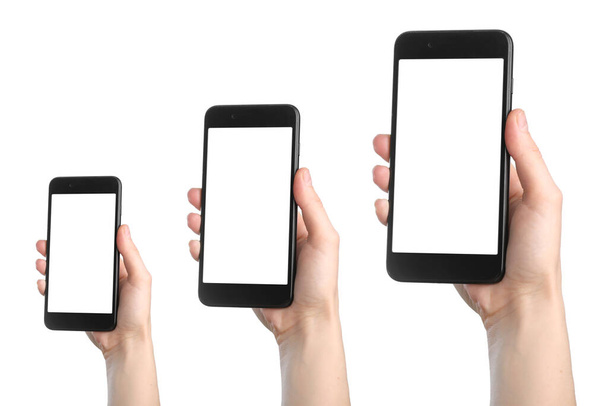 Zestaw kobiecych dłoni za pomocą smartfona z czystym ekranem, izolowany na białym tle. - Zdjęcie, obraz