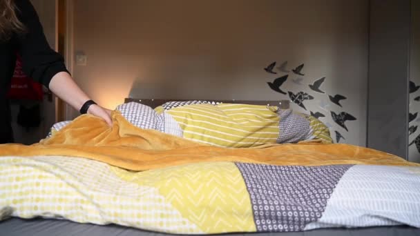 SLOW MotION бічний знімок молодої жінки трясе ковдру і робить ліжко
. - Кадри, відео
