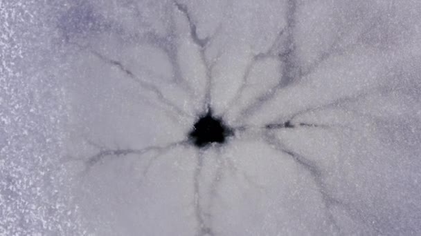 agujero redondo en un lago congelado. un agujero natural de un manantial submarino  - Imágenes, Vídeo