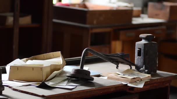 Fotografia mesa abandonada com um livro em uma casa - Filmagem, Vídeo
