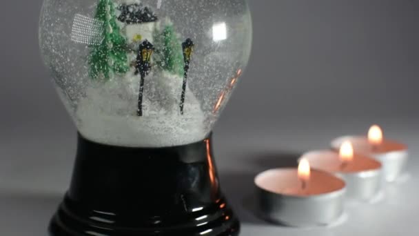 sfera di neve e candele dettaglio vista movimento - Filmati, video