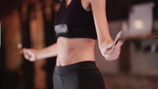 Nainen urheilija tekee sydän workout - Materiaali, video