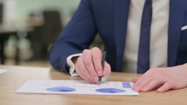 Primer plano de las manos de los empresarios que escriben sobre papel  - Metraje, vídeo