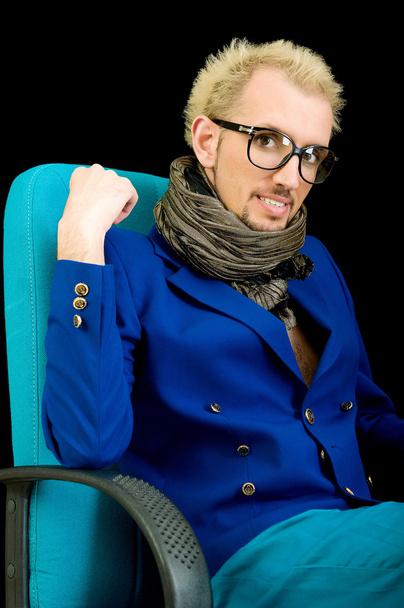 Homem com casaco azul no estúdio de tiro
 - Foto, Imagem