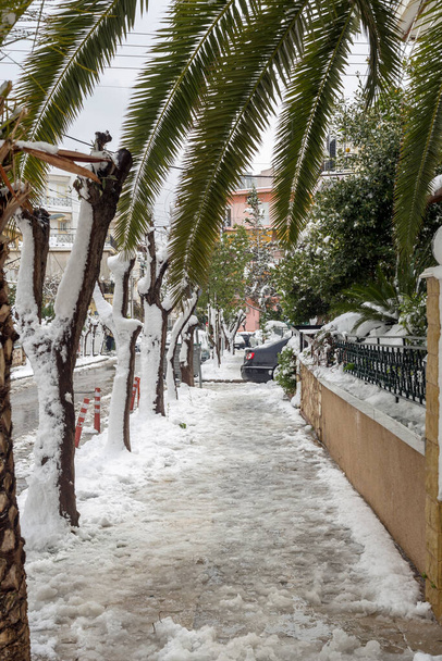Calle del invierno en la ciudad de Atenas (Grecia, área de Korydallos) con nieve que cae escasa en un día frío, febrero - Foto, imagen
