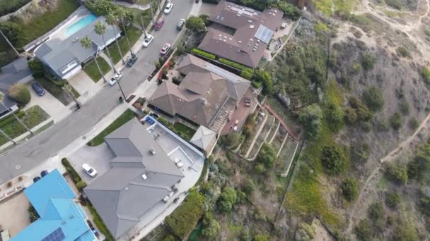 Vista aérea de villas con piscina en La Jolla, San Diego, California - Metraje, vídeo