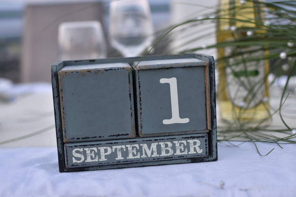 Деревянные блоки в коробке с датой, днем и месяцем 1 сентября. Календарь - Фото, изображение