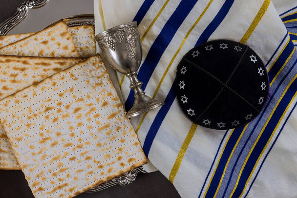 Pesach dovolená tradiční oslava s pohárem vína košer matzah nekvašený chléb na židovské Pesach - Fotografie, Obrázek