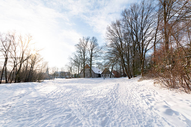 Téli kilátás a korábbi farm, most a művelődési központ a Saerbeck klíma kommuna  - Fotó, kép