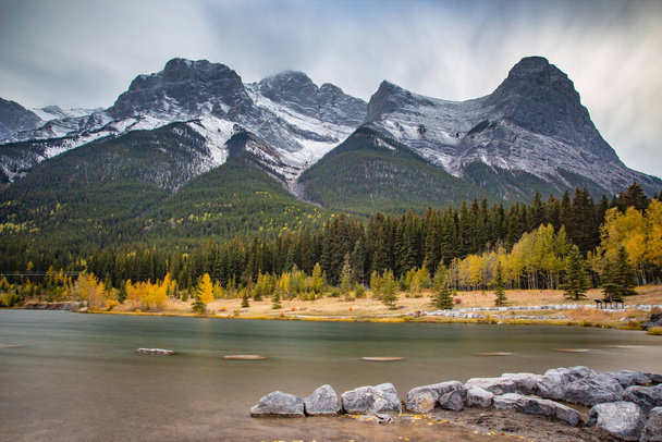 Карьерное озеро в национальном парке Банф в Альберте Канада поздней осенью - Фото, изображение