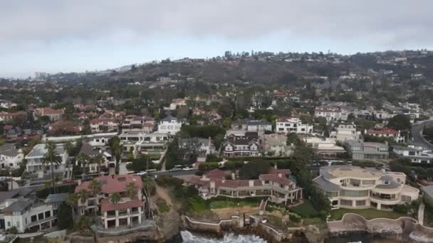 Vista aérea del valle de La Jolla Hermosa con grandes villas. San Diego, California - Metraje, vídeo