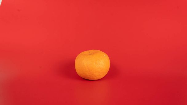 Belles mandarines et menthe. mandarines fraîches sur fond rose - Photo, image