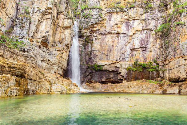 Cascata dei Canyon di Furnas a Capitolio MG, Brasile. Paesaggio paradisiaco di una cascata tra pareti rocciose. Destinazione ecoturismo di Minas Gerais. - Foto, immagini
