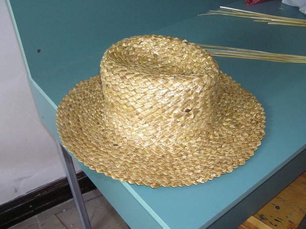 Chapeaux de paille sont tissés à partir de paille de seigle. Coiffe traditionnelle. Ukraine. - Photo, image
