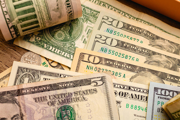 Geld, Amerikaanse dollar bankbiljetten achtergrond. Dollar biljetten liggen verspreid over een tafel. Financiën, bedrijfsleven en economie. - Foto, afbeelding