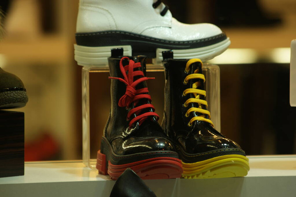 Damskie buty wyświetlane na półce w sklepie obuwniczym. - Zdjęcie, obraz