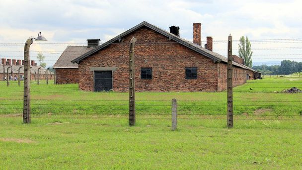 Draadhek en barakken van concentratiekamp Auschwitz, Oswiecim, Polen - 26 juni 2012 - Foto, afbeelding