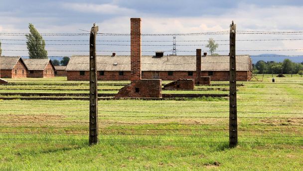 Plot z ostnatého drátu a kasárna koncentračního tábora Osvětim, Osvětimi, Polsko - 26. června 2012 - Fotografie, Obrázek