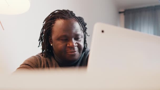 Mladý Afričan se usmívá a přikyvuje, zatímco má videohovor. Online seznamovací koncept - Záběry, video