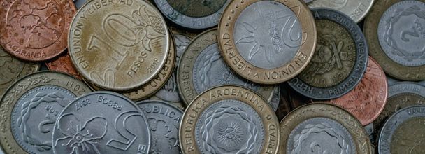 アルゼンチンのコインパノラマ写真2021年に使えるコイン。2アルゼンチンペソ硬貨。10アルゼンチンペソ硬貨. - 写真・画像